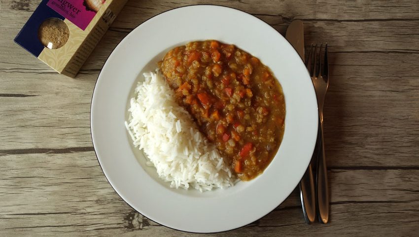 Linsen Dhal Karotten und Paprika