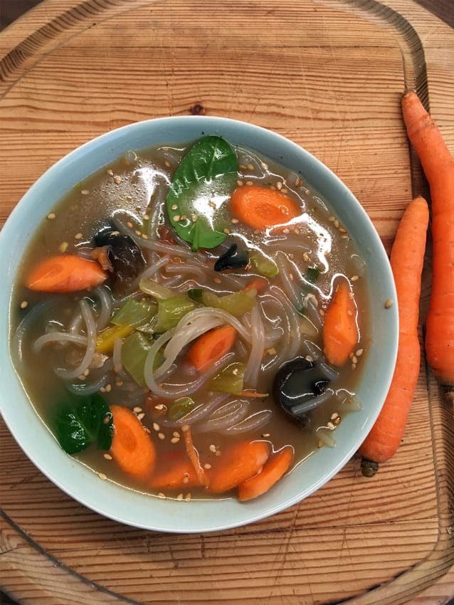 Rezept: Glasnudel-Karotten-Suppe - Jetzt nachkochen und genießen!
