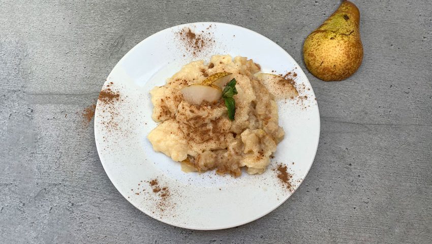 Veganer Karamellpudding mit Birnenkompott