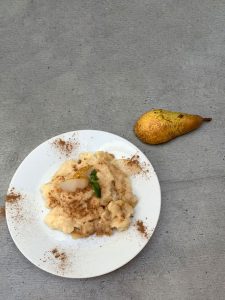 Veganer Karamellpudding mit Birnenkompott