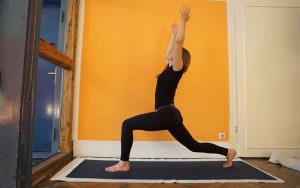 Yoga für Vata – Hoher Ausfallschritt (Variation Krieger 1)