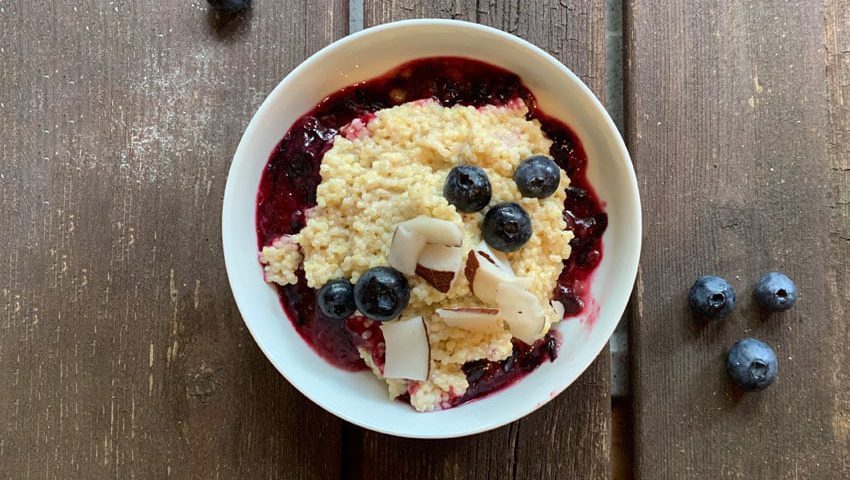 Kokosmilch-Hirsebrei mit Heidelbeeren