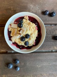 Kokosmilch-Hirsebrei mit Heidelbeeren