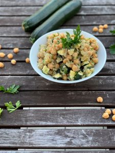 Zucchini-Salat mit Kichererbsen