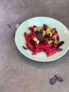 Rote-Bete-Pasta mit Avocado